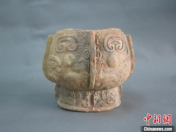 樓署紅修復(fù)的南宋官窯仿青銅陶卣殘片，左側(cè)為修復(fù)后的,?！⊥τ?攝