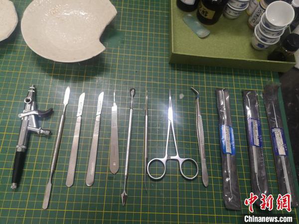 修復(fù)時(shí)需要的手術(shù)刀等工具,?！⊥τ?攝
