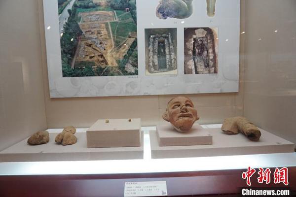 展出的“牛河梁遺址”及出土文物,。　李晛 攝