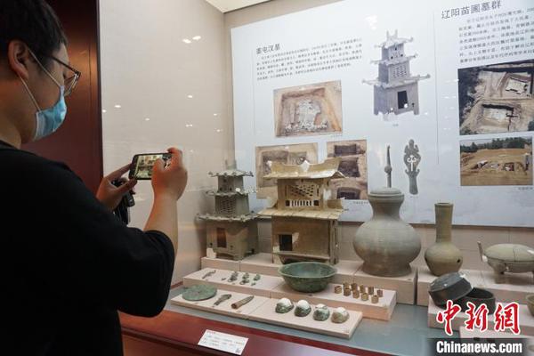 觀眾在參展?！±顣?攝