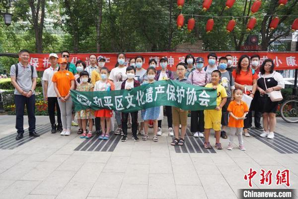 當(dāng)日，和平區(qū)文化遺產(chǎn)保護(hù)協(xié)會小志愿者在南市場觀看了“遼寧文化進(jìn)社區(qū)”小型展覽,?！±顣?攝