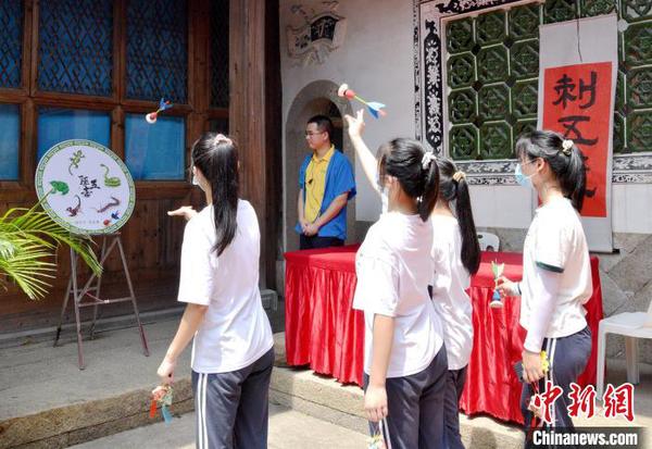福州新華職業(yè)學(xué)校的學(xué)生們體驗(yàn)了傳統(tǒng)端午民俗刺五毒?！×钟钕?攝