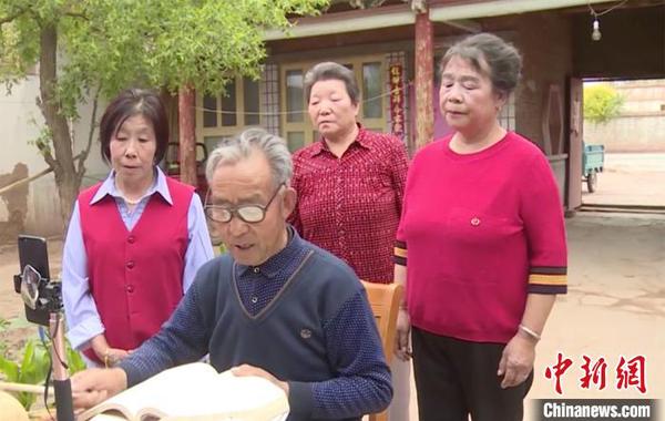 王躍慶低頭念唱河西寶卷,?！⊥醴?攝