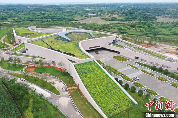 圖為6月28日，航拍正在建設(shè)中的南昌漢代?；韬顕z址博物館,。　劉占昆 攝