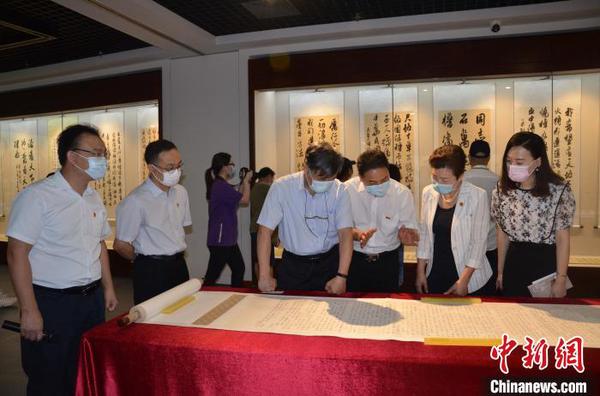 廣東省紅色家風(fēng)書畫展開幕百米長(zhǎng)卷亮相