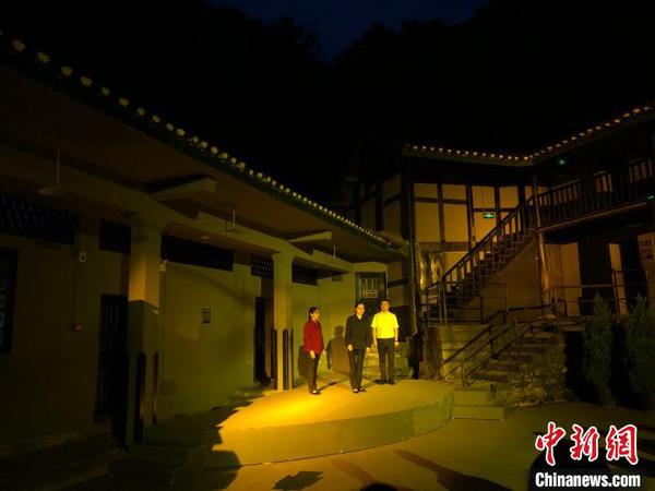 圖為《歌樂(lè)忠魂》實(shí)景演藝在重慶渣滓洞看守所舊址舉行首演,?！＄婌?攝