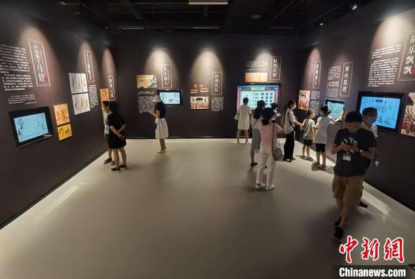 觀眾參觀“壁畫的平行世界——狄仁杰帶你探北朝”展覽,?！『?攝