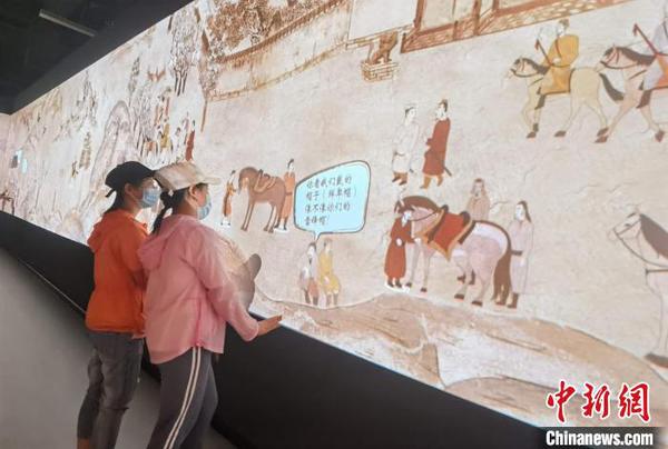 觀眾參觀“壁畫的平行世界——狄仁杰帶你探北朝”展覽,。　胡健 攝