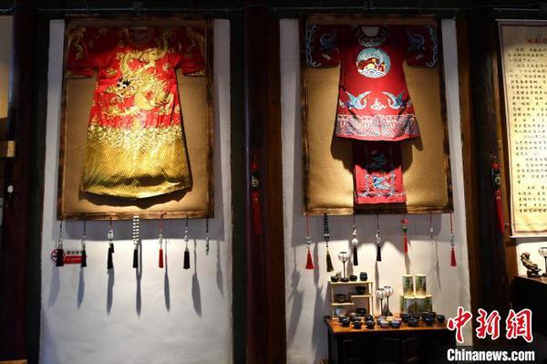 圖為裝飾在文化交流中心內(nèi)的閩劇戲服,?！蚊?攝