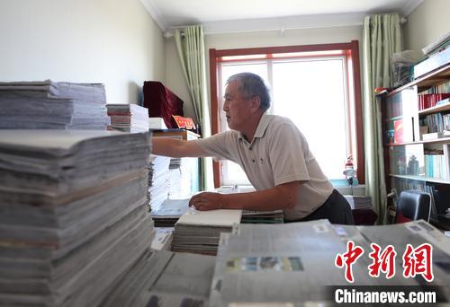 李竹庭正在他的“報(bào)庫(kù)”中查找報(bào)紙?！∮诰?攝
