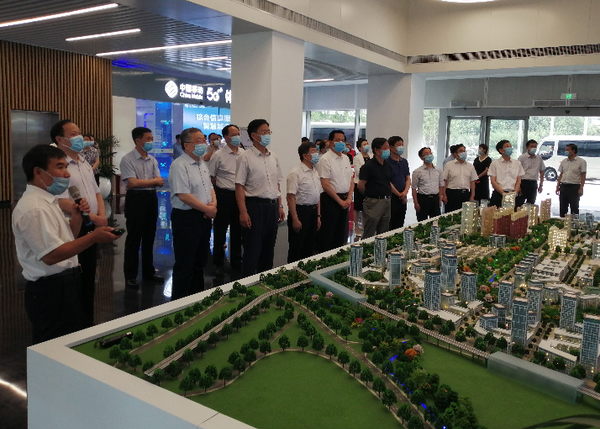洛陽大數(shù)據(jù)產(chǎn)業(yè)園是洛陽市規(guī)劃建設的六大專業(yè)園區(qū)之一,，著力建設國內(nèi)領先的數(shù)據(jù)資源中心,、技術中心和應用中心,。7月2日,，河南省政協(xié)主席劉偉率領常委視察團赴洛陽視察“加快中原城市群洛陽副中心城市建設”，常委們對大數(shù)據(jù)產(chǎn)業(yè)園的發(fā)展思路給予充分肯定,，并提出具體意見和建議,。