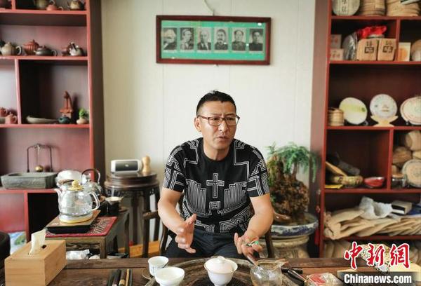 圖為闞立文正在向記者介紹自己的想法,?！±?lèi)?ài)平 攝