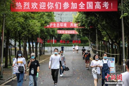 2020年全國高考在即，考生提前看考場,。圖為考生看完考場后走出考點,。 瞿宏倫 攝