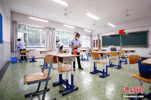 圖為7月3日北京十二中保潔人員對考場及走廊進(jìn)行清掃、消毒,。 <a target='_blank' href='http://www.chinanews.com/'>中新社</a>記者 富田 攝