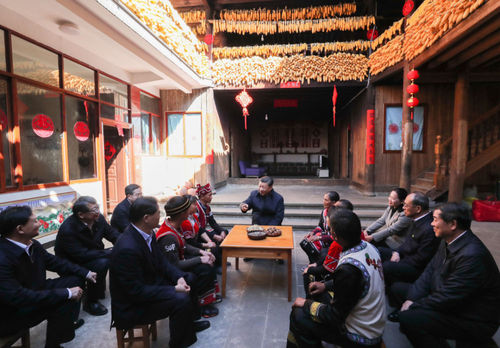 　　2020年1月19日下午，習(xí)近平在騰沖市清水鄉(xiāng)三家村中寨司莫拉佤族村,，同村民李發(fā)順一家聊家常,，詳細(xì)詢問脫貧情況（新華社記者鞠鵬 攝）