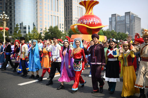慶祝中華人民共和國成立70周年大會(huì)群眾游行中的民族團(tuán)結(jié)方陣（新華社記者張宏祥 攝）