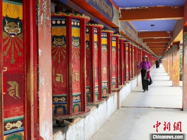圖為一名藏族老人在隆務(wù)寺內(nèi)轉(zhuǎn)經(jīng)祈福,?！O睿 攝