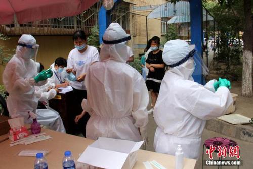 資料圖：醫(yī)護(hù)人員為居民進(jìn)行核酸檢測,。中新社記者 史玉江 攝