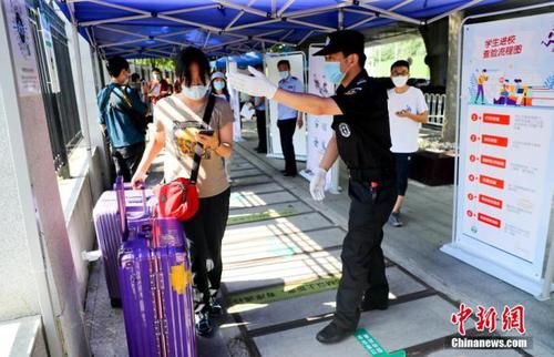 資料圖：6月8日,，湖北武漢，武漢大學(xué)的返校學(xué)生進入校園,。 中新社記者 張暢 攝