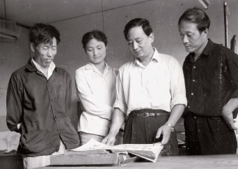 1985年王星記扇廠,，左起潘飛侖、錢小純,、朱豹卿,、曾宓