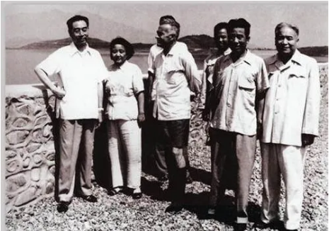 1960年,，密云水庫修建的時(shí)候，周總理陪美國著名記者斯諾去參觀,。