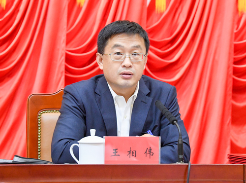 人民政協(xié)報(bào)社黨委書記,、社長王相偉主持會(huì)議