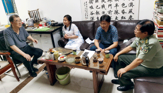 全國政協(xié)委員張繼（右一）,，《畫界》雜志編輯楊文軍（右二）,、張月霞（右三）采訪書法家盧中南。