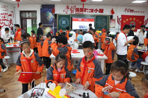 1 延安希望小學(xué)的同學(xué)們在“學(xué)習(xí)強(qiáng)國”科技小屋體驗科技的奧秘,。唐雕攝