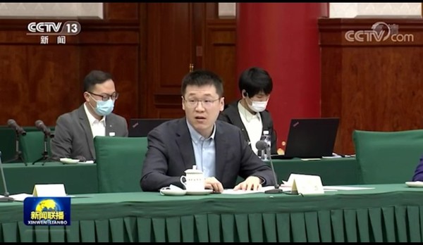 10月15日，拼多多CEO陳磊（前排發(fā)言者）作為惟一的特邀企業(yè)代表,，受邀參加全國政協(xié)雙周協(xié)商座談會(huì),，提出培養(yǎng)數(shù)字農(nóng)業(yè)電商人才、制訂農(nóng)產(chǎn)品分級分類標(biāo)準(zhǔn)等解決農(nóng)產(chǎn)品銷售難的建議,。（圖片來源：央視《新聞聯(lián)播》）
