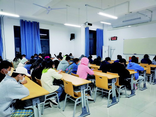 ▲10月15日,，在江蘇師范大學(xué)科文學(xué)院,，學(xué)生們?cè)谏险n。本報(bào)記者鄭生竹攝