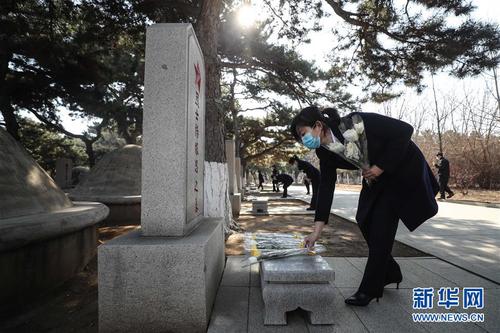 4月3日，沈陽抗美援朝烈士陵園的工作人員向烈士墓獻花,。新華社記者潘昱龍攝