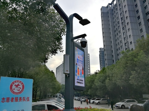 集路燈、視頻監(jiān)控,、LED顯示屏于一體的智能物聯(lián)桿