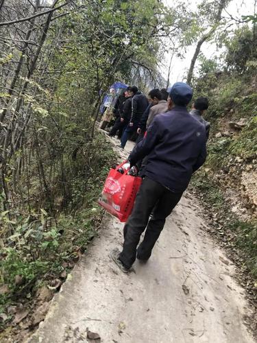 村干部給回村流浪漢王新戰(zhàn)搬新家,，狹窄的山路上只能容下三輪車的兩個(gè)輪子。