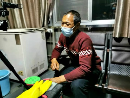 飼養(yǎng)員丁澤良向記者講述他與江豚的故事,。人民政協(xié)網(wǎng)記者 付振強(qiáng) 攝