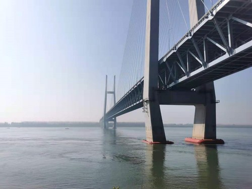 荊州長江公鐵大橋上,，滿載著煤炭資源的火車不時從橋上呼嘯而過,。人民政協(xié)網(wǎng)記者 付振強 攝