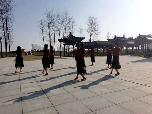 張祖英及舞蹈隊在濱江公園進行排練,。人民政協(xié)網(wǎng)記者 付振強 攝
