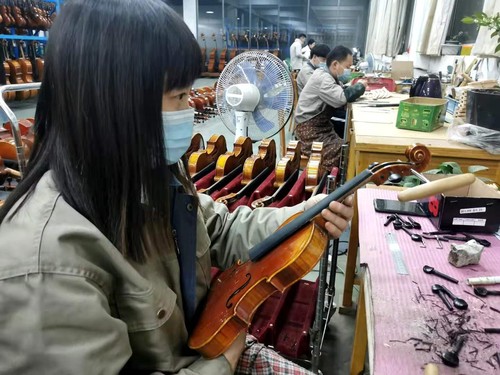 焦繼麗在檢查小提琴刮板工序,。人民政協(xié)網(wǎng)記者付振強(qiáng) 攝