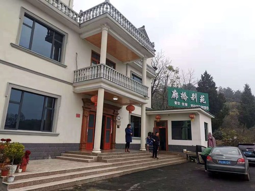 吳從華和李紀芳夫婦經(jīng)營的“廊橋別苑”,。人民政協(xié)網(wǎng)記者付振強 攝
