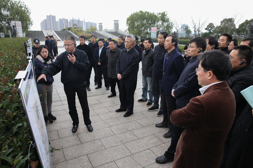市政協(xié)中共界別活動(dòng)組委員調(diào)研鏡湖核心區(qū)建設(shè)情況,，市政協(xié)領(lǐng)導(dǎo)以界別委員身份參加調(diào)研。（攝影 韓婷婷）