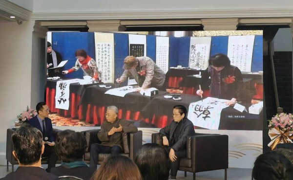 北京書法家協(xié)會副主席孟繁禧（右2）、楊廣馨（右1）與臺灣書法家探討書法藝術(shù)與創(chuàng)作,。修菁　攝
