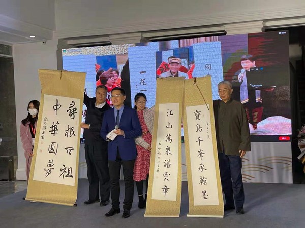 兩岸書法家展示互贈的墨寶,，表達(dá)對同胞的深情和希望兩岸關(guān)系和平發(fā)展的共同心愿,。　修菁 攝