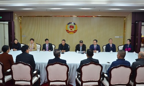 圖為市政協(xié)副主席劉國學出席揭牌儀式,，市政協(xié)秘書長郭業(yè)山主持,。