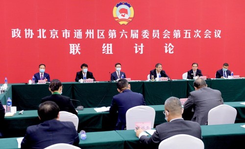 委員們和區(qū)委書記“面對面”討論,。人民政協(xié)報 人民政協(xié)網(wǎng)  記者 田福良 攝