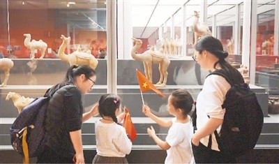 十三五”期間,，中國(guó)博物館備案數(shù)量由4692家增長(zhǎng)至5535家，免費(fèi)開(kāi)放博物館由4013家增長(zhǎng)至4929家,。圖為孩子們?cè)诓┪镳^參觀。5
