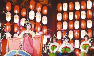 1演員在西安大唐不夜城步行街表演,。新華社記者 張博文攝