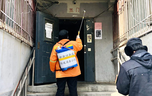 北草廠社區(qū)工作人員正在進行樓道消殺工作,。人民網(wǎng) 王紫攝