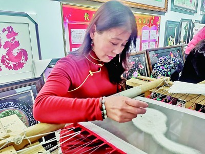 山西省忻州市代縣雁繡坊文化藝術(shù)有限公司內(nèi),，繡娘正在刺繡,。