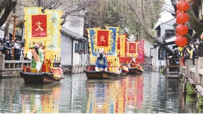 農(nóng)歷正月初五,，江蘇周莊古鎮(zhèn)舉行水上“迎財(cái)神”民俗表演。朱桂根攝 新華社發(fā)