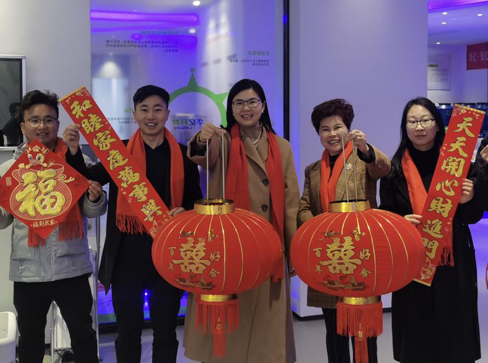 顧云蕾委員與就地過年的員工一起貼春聯(lián),、掛燈籠