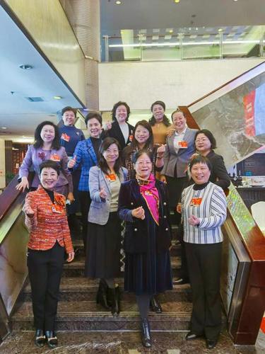 3月8日，兩會(huì)期間,，無(wú)黨派界別女委員們聚在一起,，合影留念，祝福全國(guó)各條戰(zhàn)線(xiàn)上的姐妹們“三八國(guó)際婦女節(jié)”,。特約委員,，記者甄貞拍攝